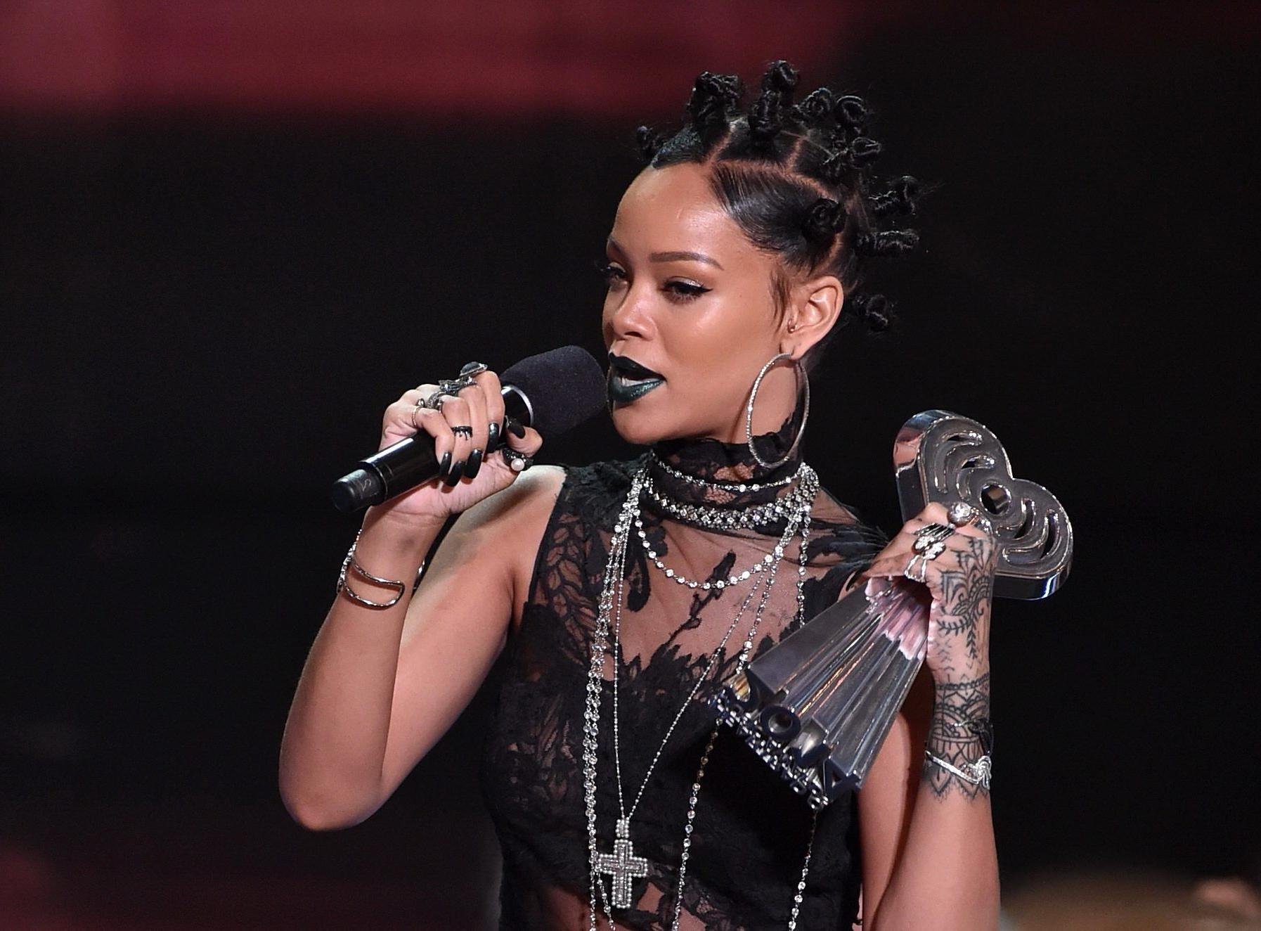 15P Rihanna wearing black panties and lace dress at the 2014 iHeartRadio Music Award