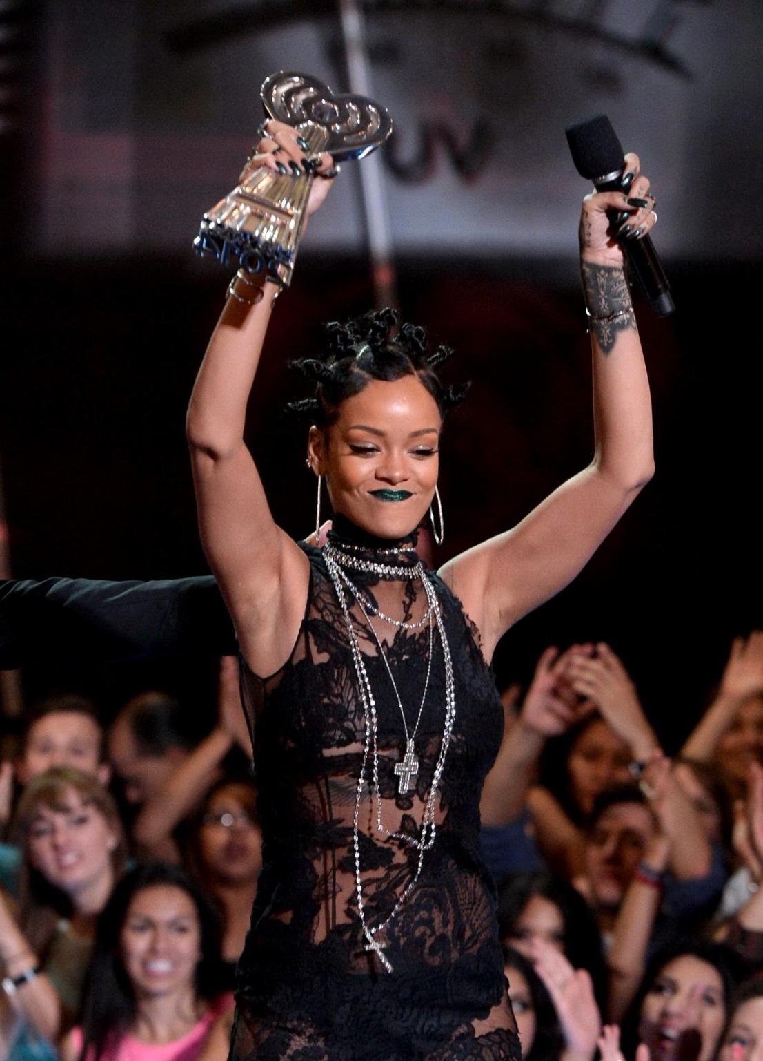 15P Rihanna wearing black panties and lace dress at the 2014 iHeartRadio Music Award