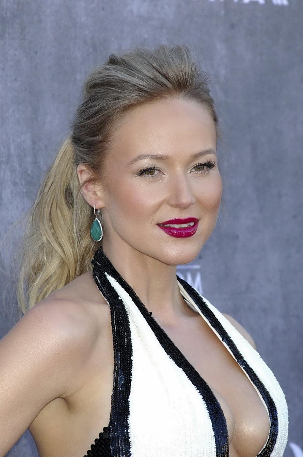16P Jewel Kilcher braless showing big cleavage in Las Vegas