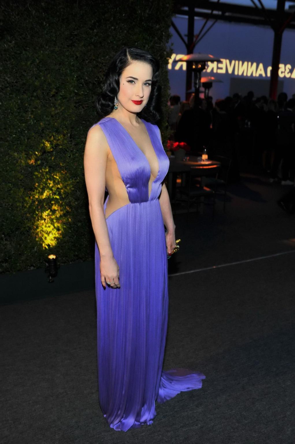 16P Dita Von Teese ohne BH zeigt Dekolleté und Seitenbrust