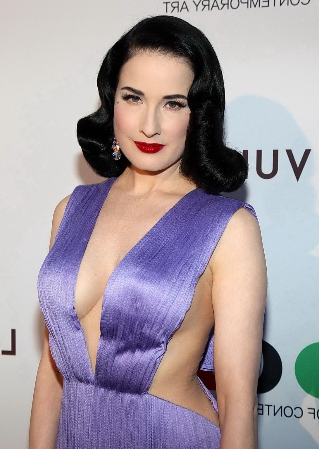 16P Dita Von Teese ohne BH zeigt Dekolleté und Seitenbrust