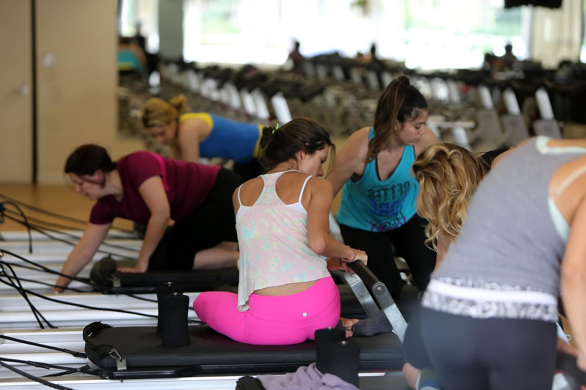 16P Alessandra Ambrosio showing off her ass and cleavage at the gym in LA
