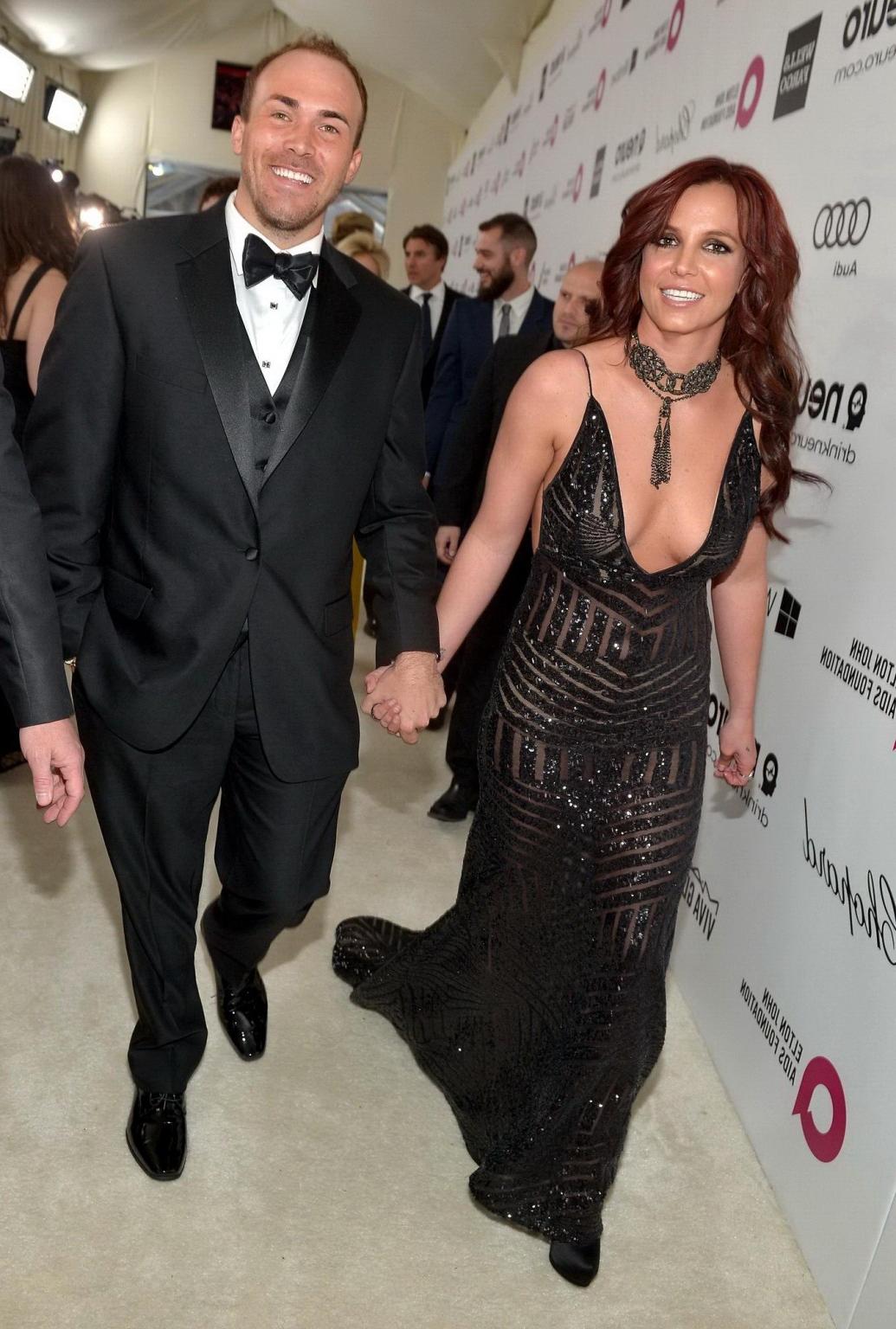 16P Britney Spears showing cleavage at Elton John AIDS Foundation Academy Awards Vie
