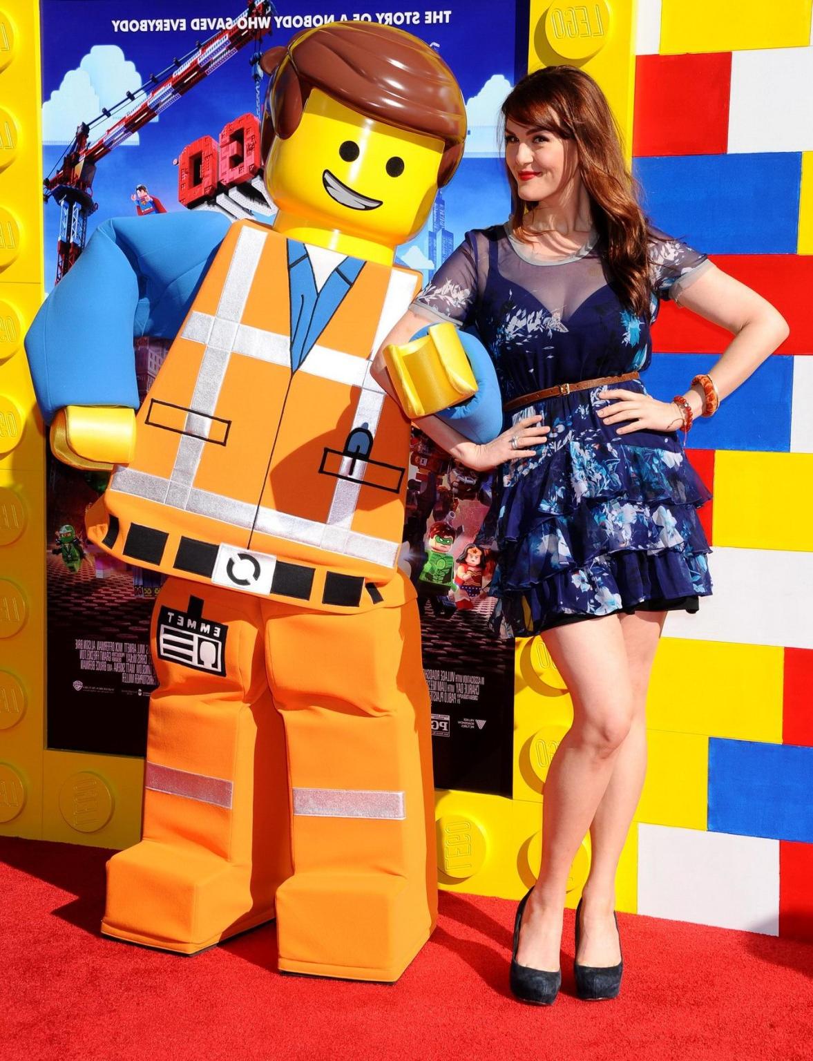 16P Sara Rue zeigt bei der Premiere von „The LEGO Movie“ in Westwood ein riesiges Dekolleté