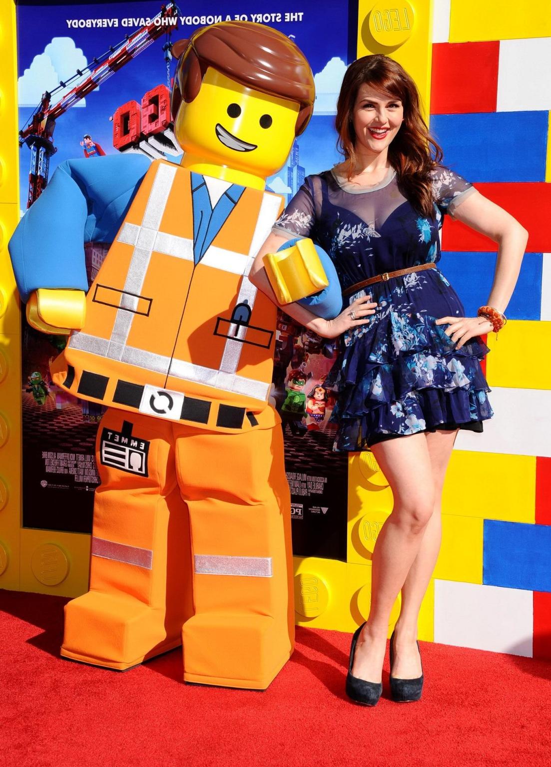 16P Sara Rue zeigt bei der Premiere von „The LEGO Movie“ in Westwood ein riesiges Dekolleté