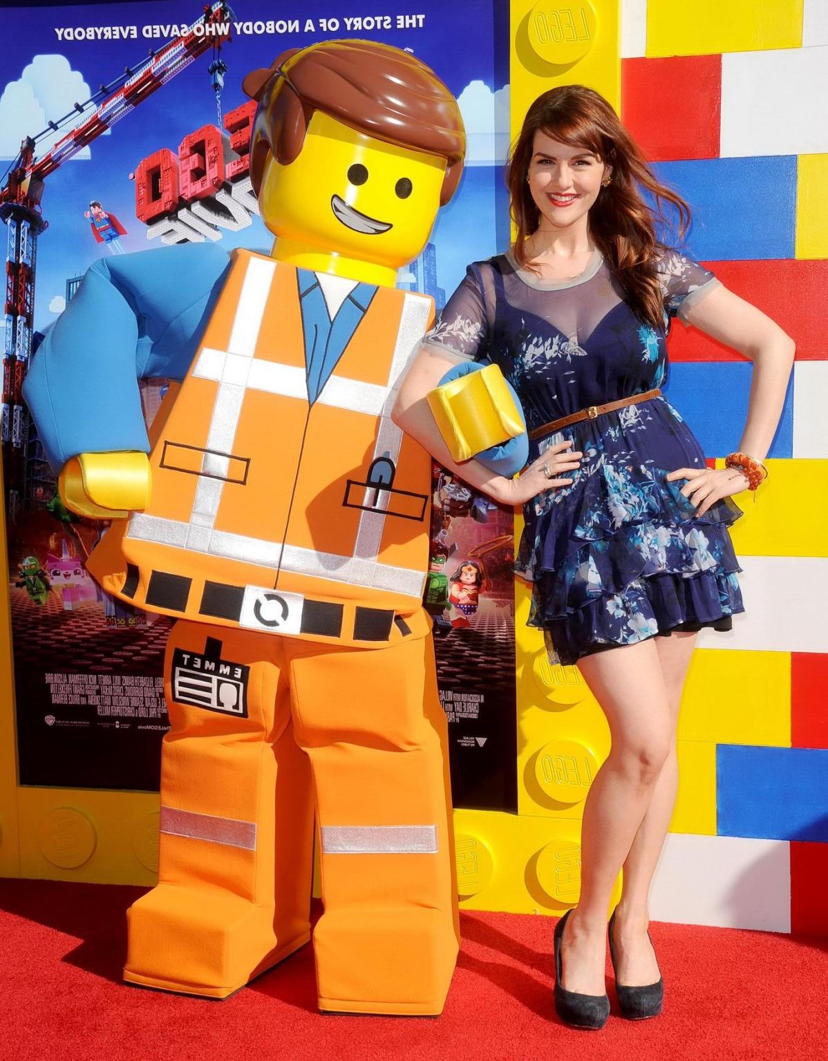 16P Sara Rue zeigt bei der Premiere von „The LEGO Movie“ in Westwood ein riesiges Dekolleté