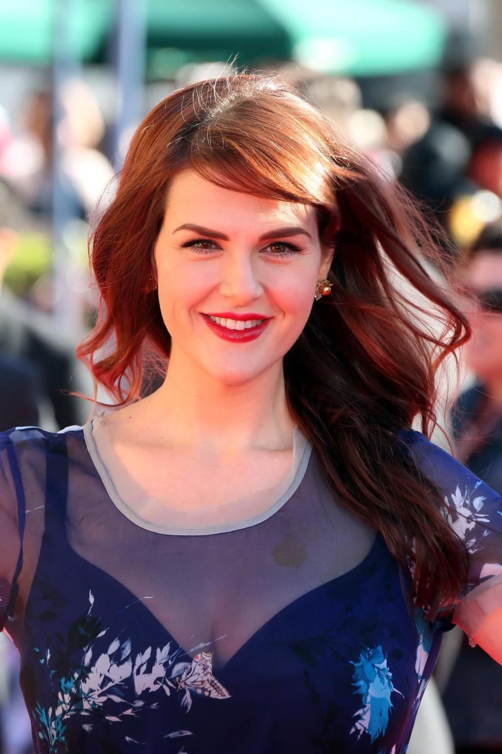 16P Sara Rue zeigt bei der Premiere von „The LEGO Movie“ in Westwood ein riesiges Dekolleté