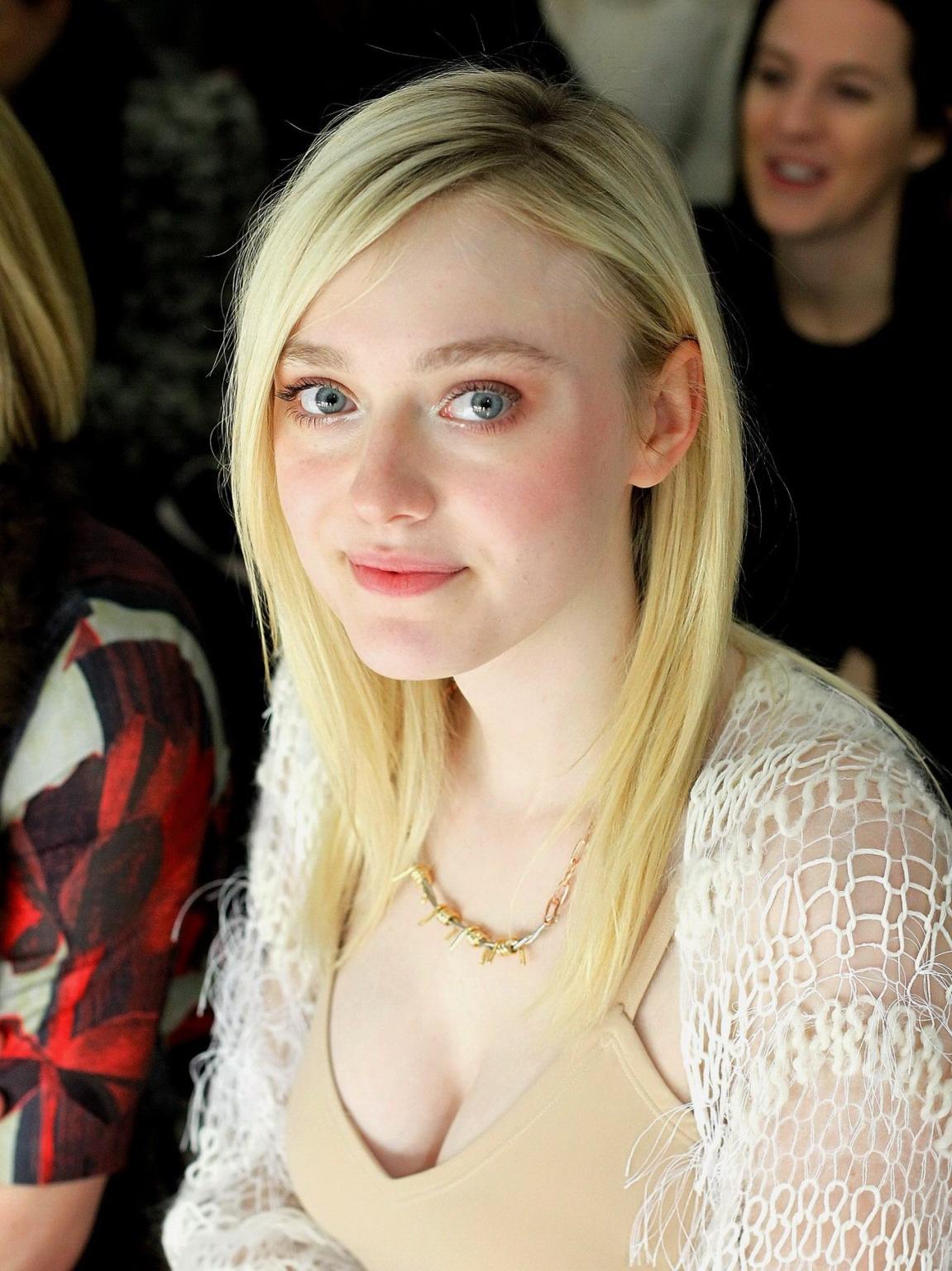 16P Dakota Fanning braless showing big cleavage in a flesh colored top and skirt at 