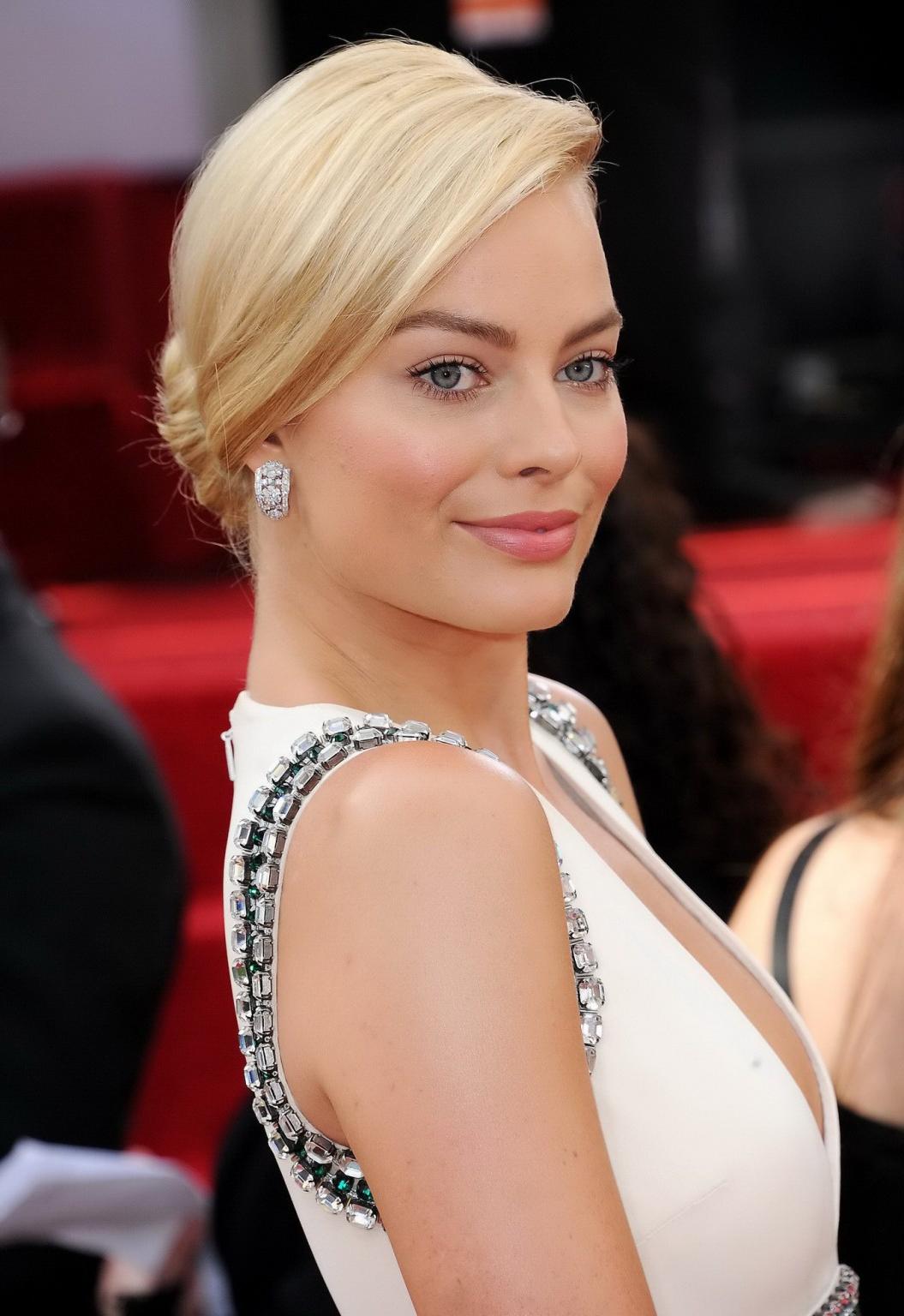 16P Margot Robbie braless showing huge cleavage in white high slit dress at 71st Ann