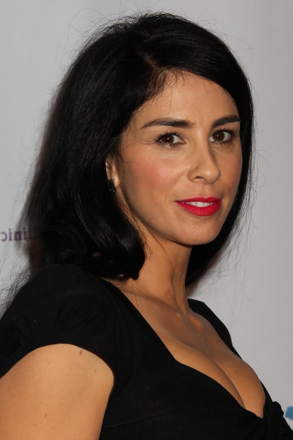 16P Sarah Silverman showing huge cleavage at the 37th Annual Saban Community Clinic 