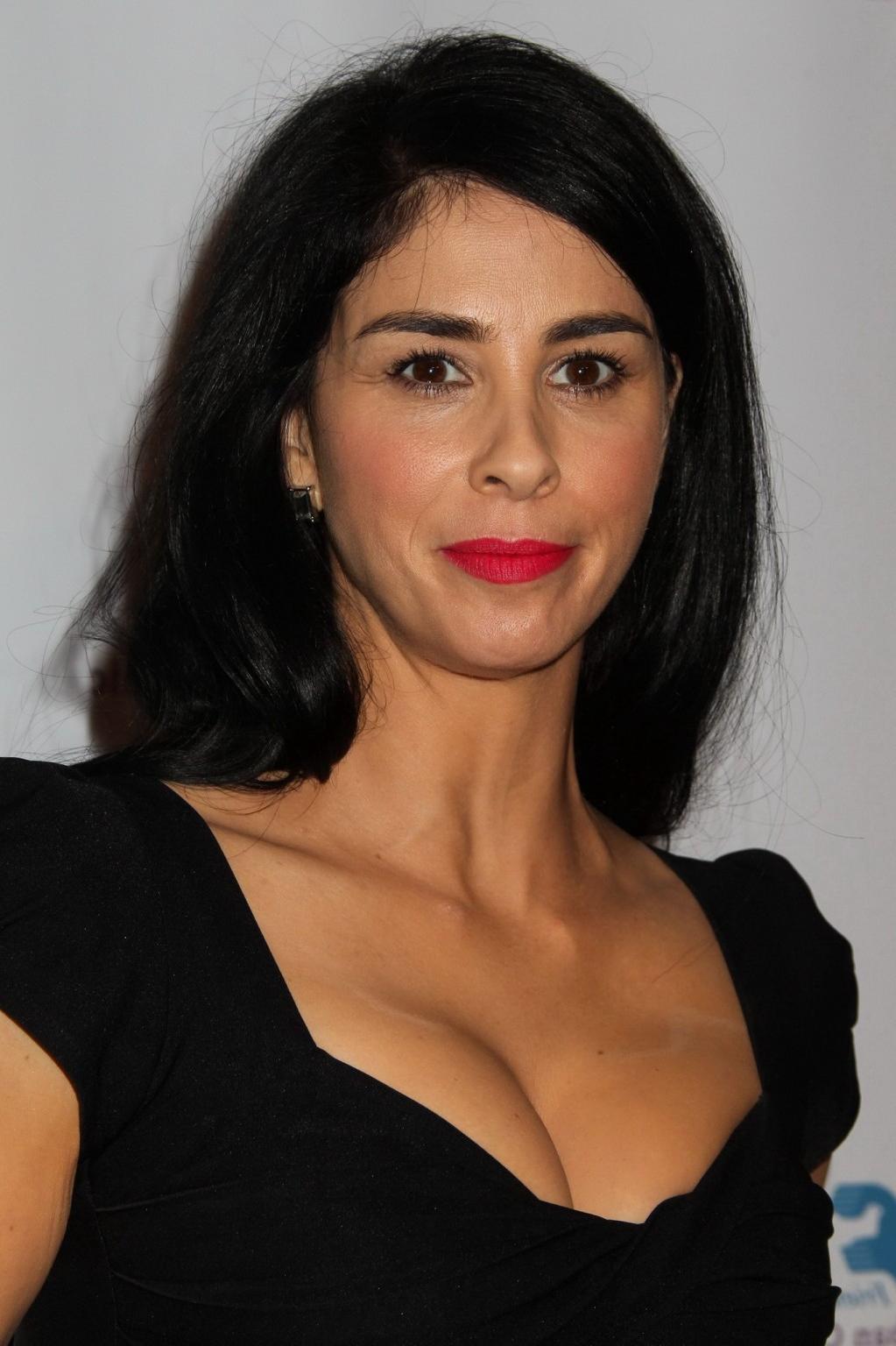 16P Sarah Silverman showing huge cleavage at the 37th Annual Saban Community Clinic 