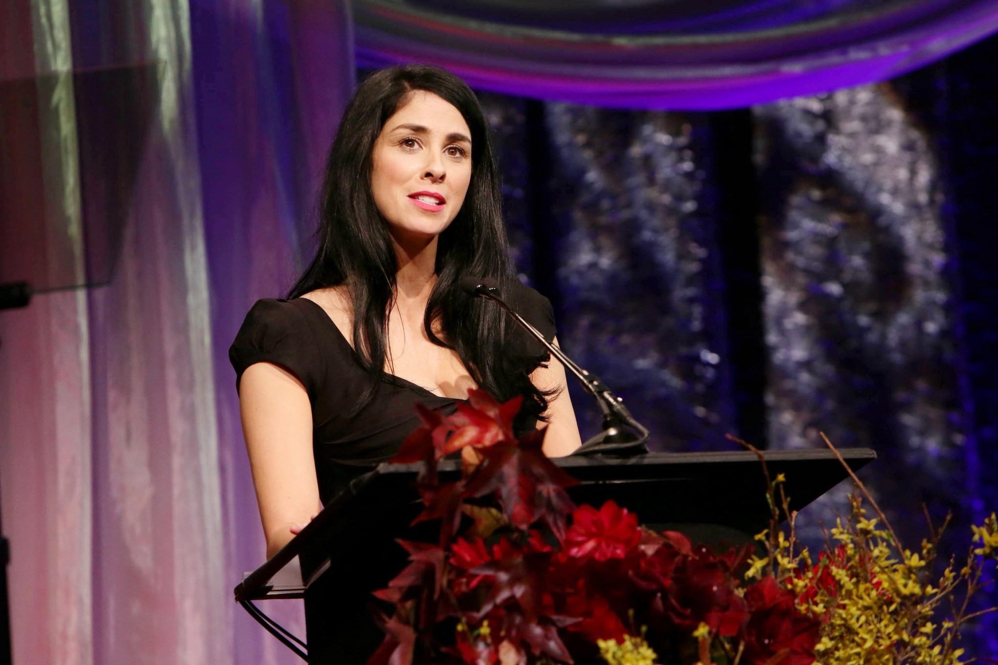 16P Sarah Silverman showing huge cleavage at the 37th Annual Saban Community Clinic 