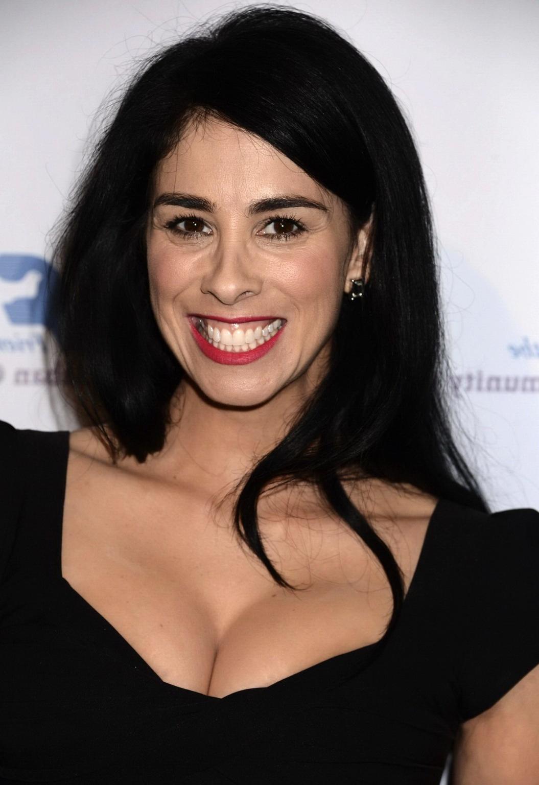 16P Sarah Silverman showing huge cleavage at the 37th Annual Saban Community Clinic 