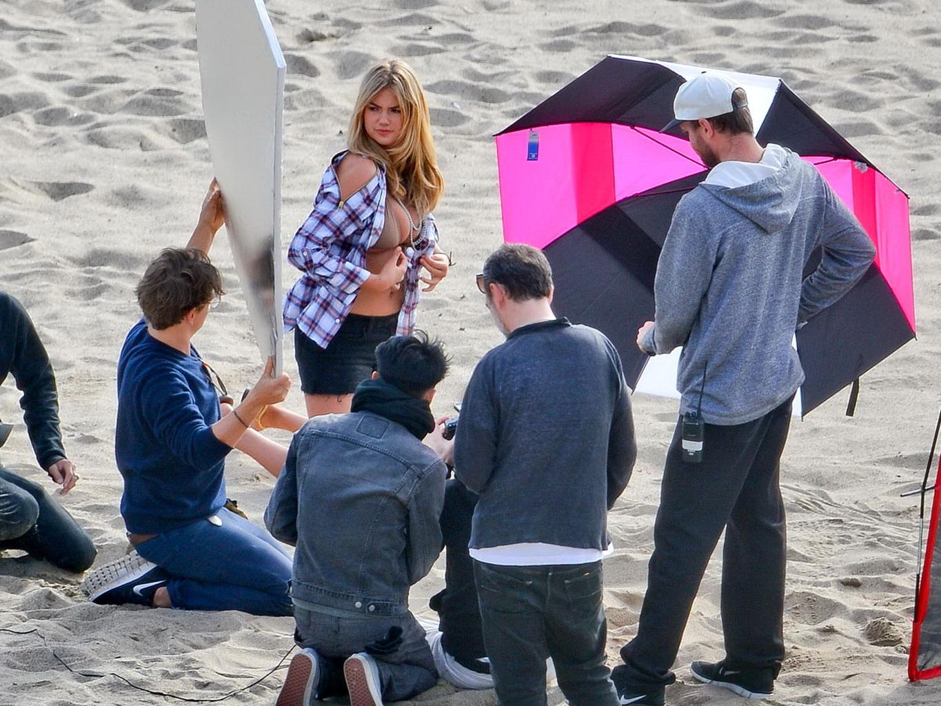 16P Kate Upton showing off her cleavage and ass on the set of a photoshoot in Malibu