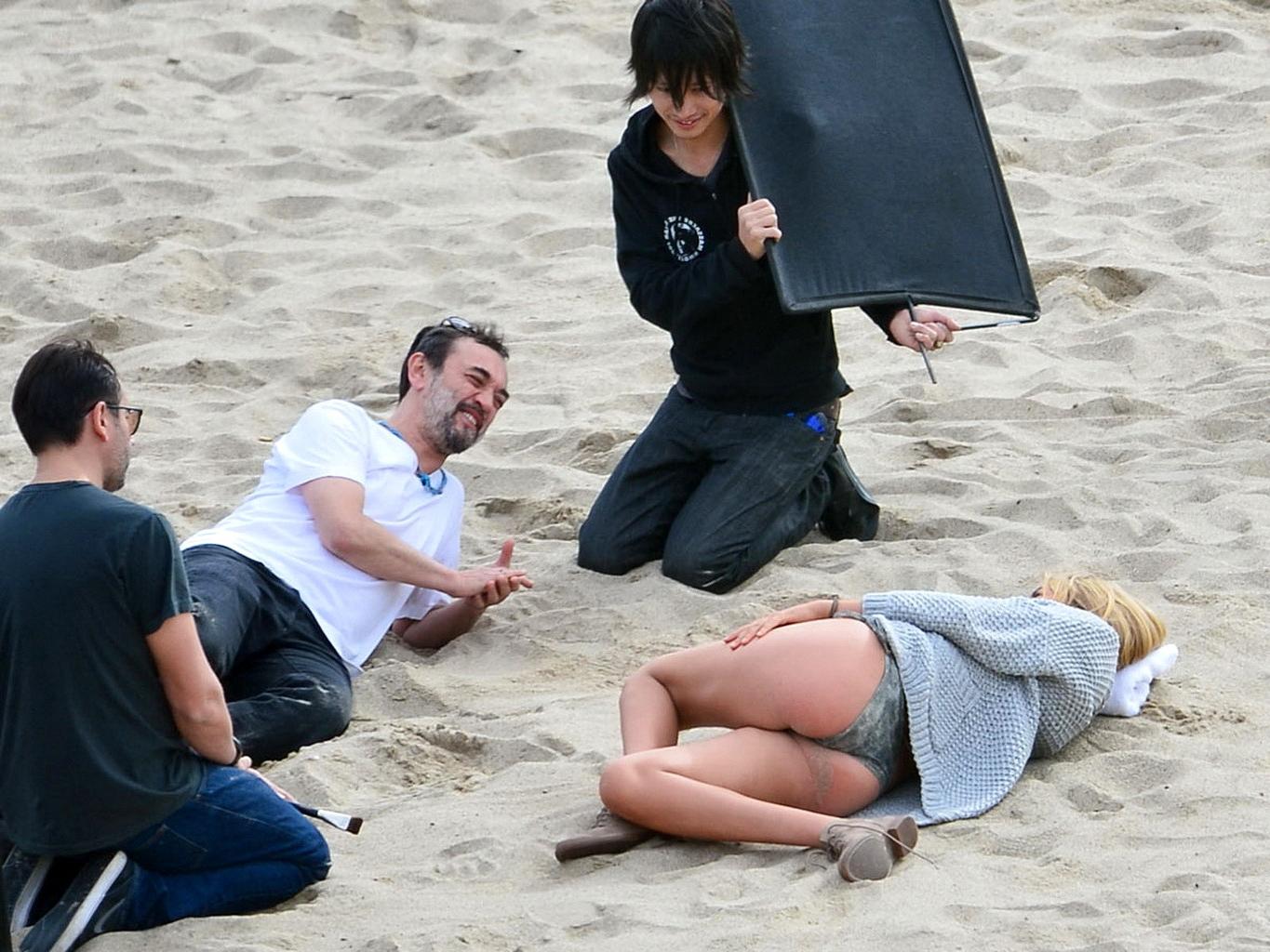 16P Kate Upton showing off her cleavage and ass on the set of a photoshoot in Malibu