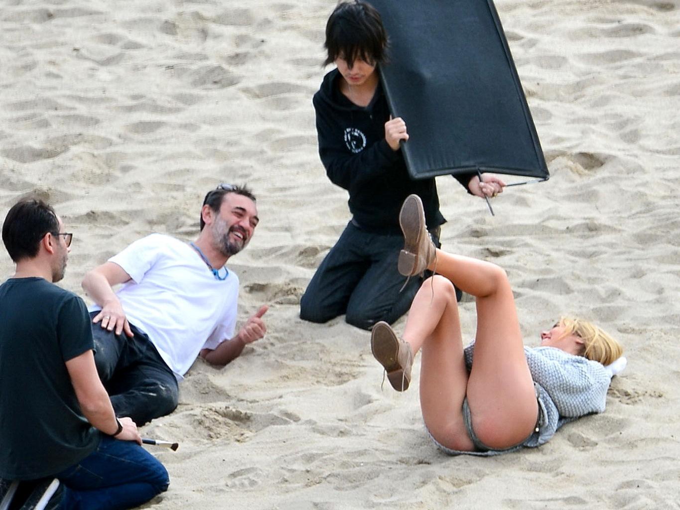 16P Kate Upton showing off her cleavage and ass on the set of a photoshoot in Malibu