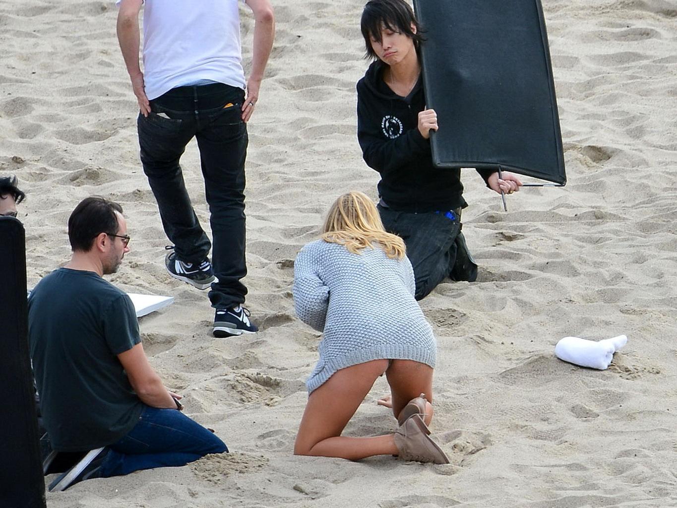 16P Kate Upton showing off her cleavage and ass on the set of a photoshoot in Malibu