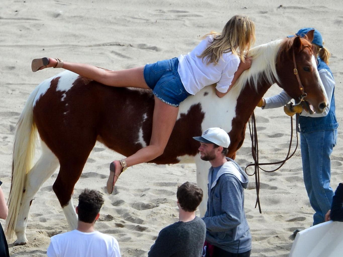 16P Kate Upton showing off her cleavage and ass on the set of a photoshoot in Malibu