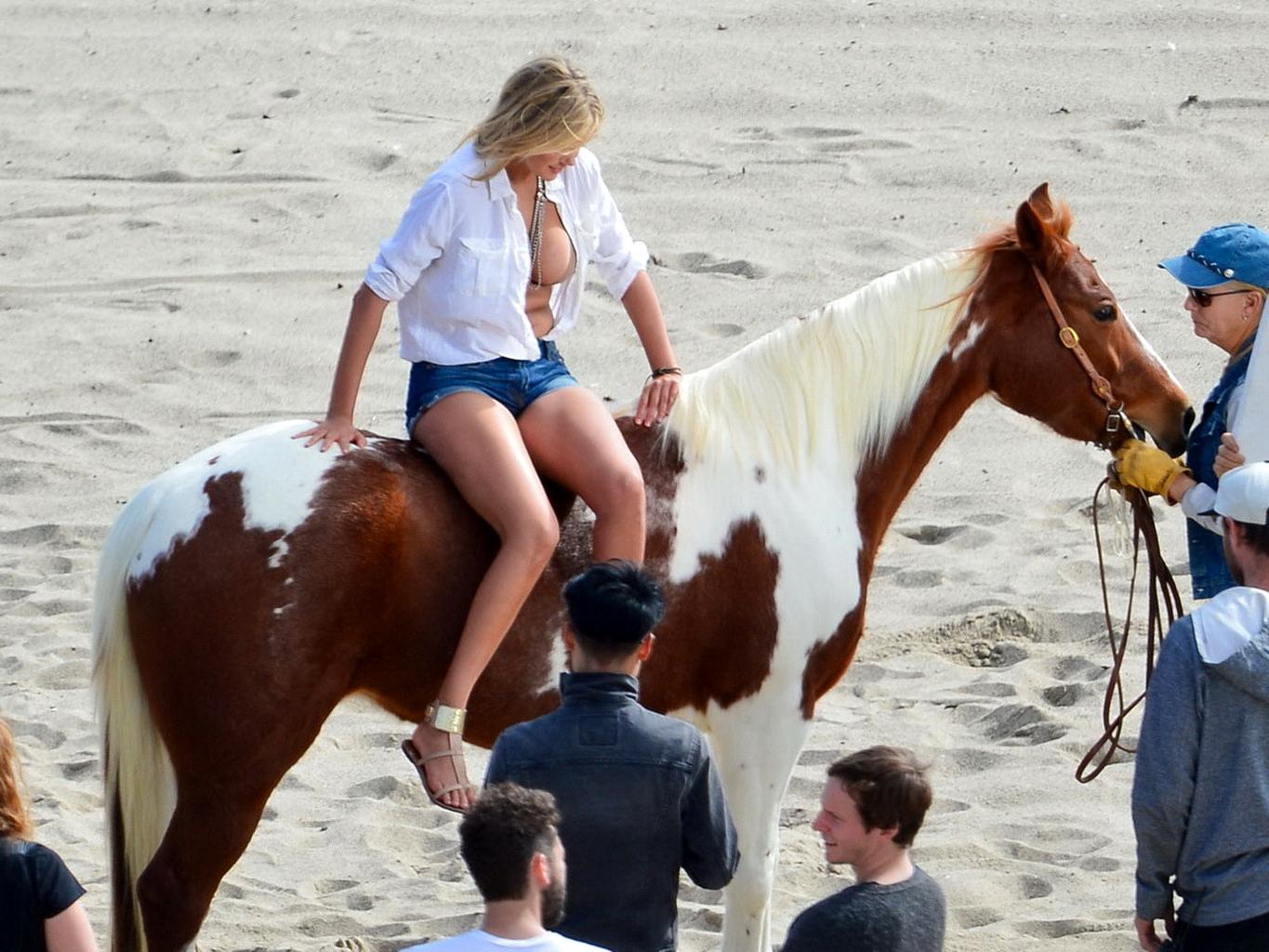 16P Kate Upton showing off her cleavage and ass on the set of a photoshoot in Malibu