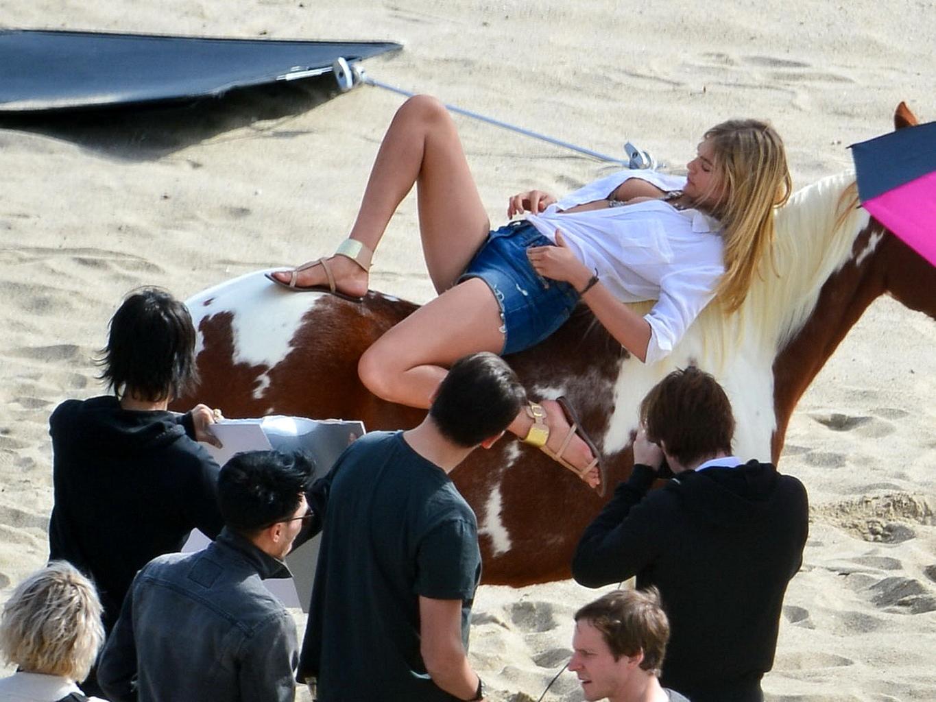 16P Kate Upton showing off her cleavage and ass on the set of a photoshoot in Malibu