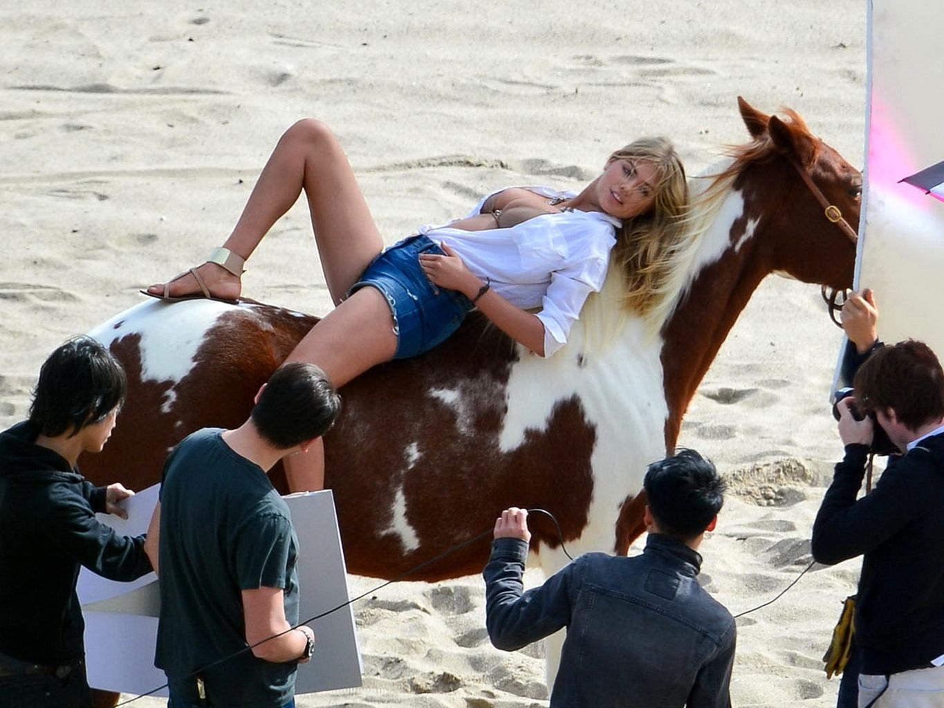 16P Kate Upton showing off her cleavage and ass on the set of a photoshoot in Malibu