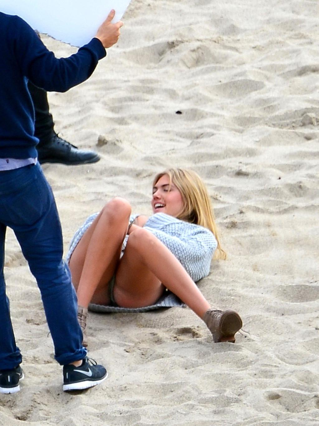 16P Kate Upton showing off her cleavage and ass on the set of a photoshoot in Malibu