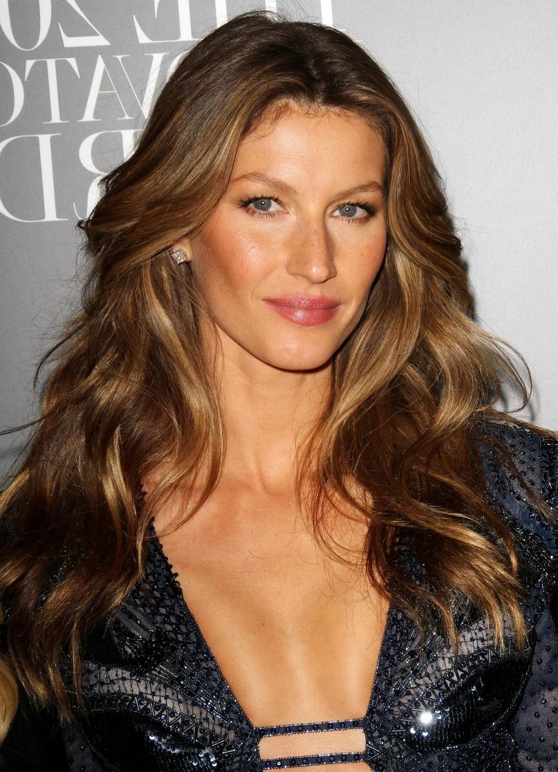 16P Gisele Bundchen showing huge cleavage at the 2013 Innovator of the Year Awards i