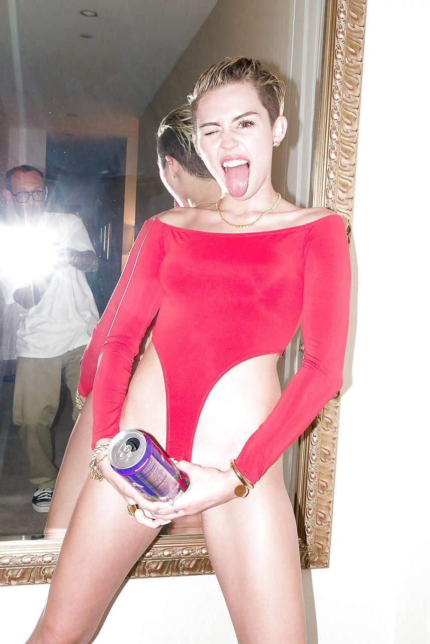 10P Miley Cyrus posing totally nude and pussy cleavage