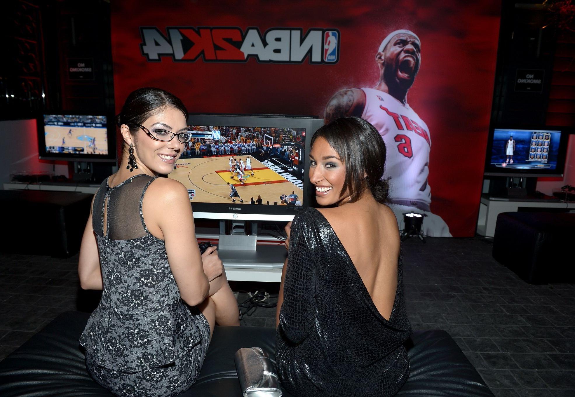 16P Adrianne Curry braless showing huge see-through cleavage at the NBA 2K14 premier