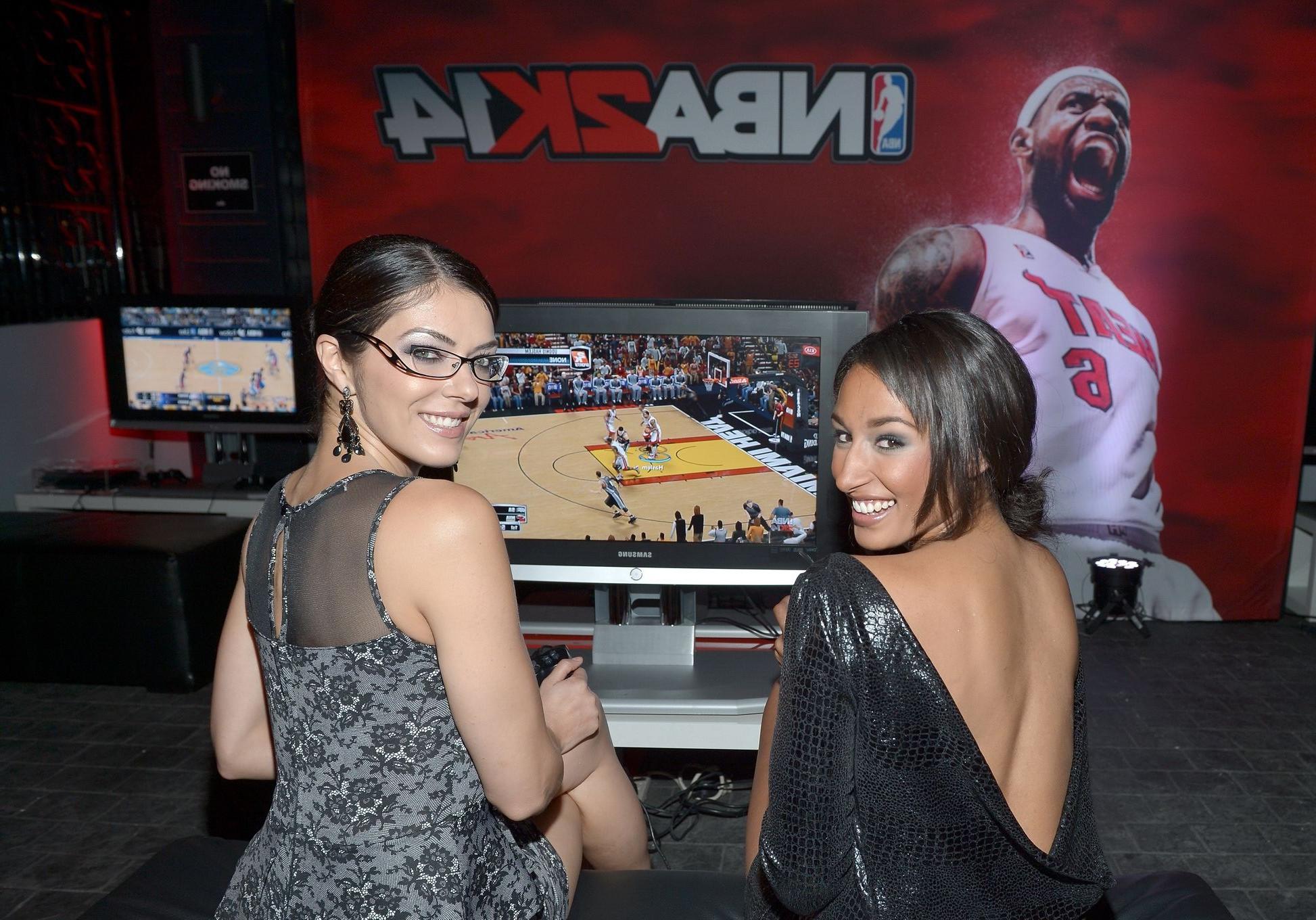 16P Adrianne Curry braless showing huge see-through cleavage at the NBA 2K14 premier