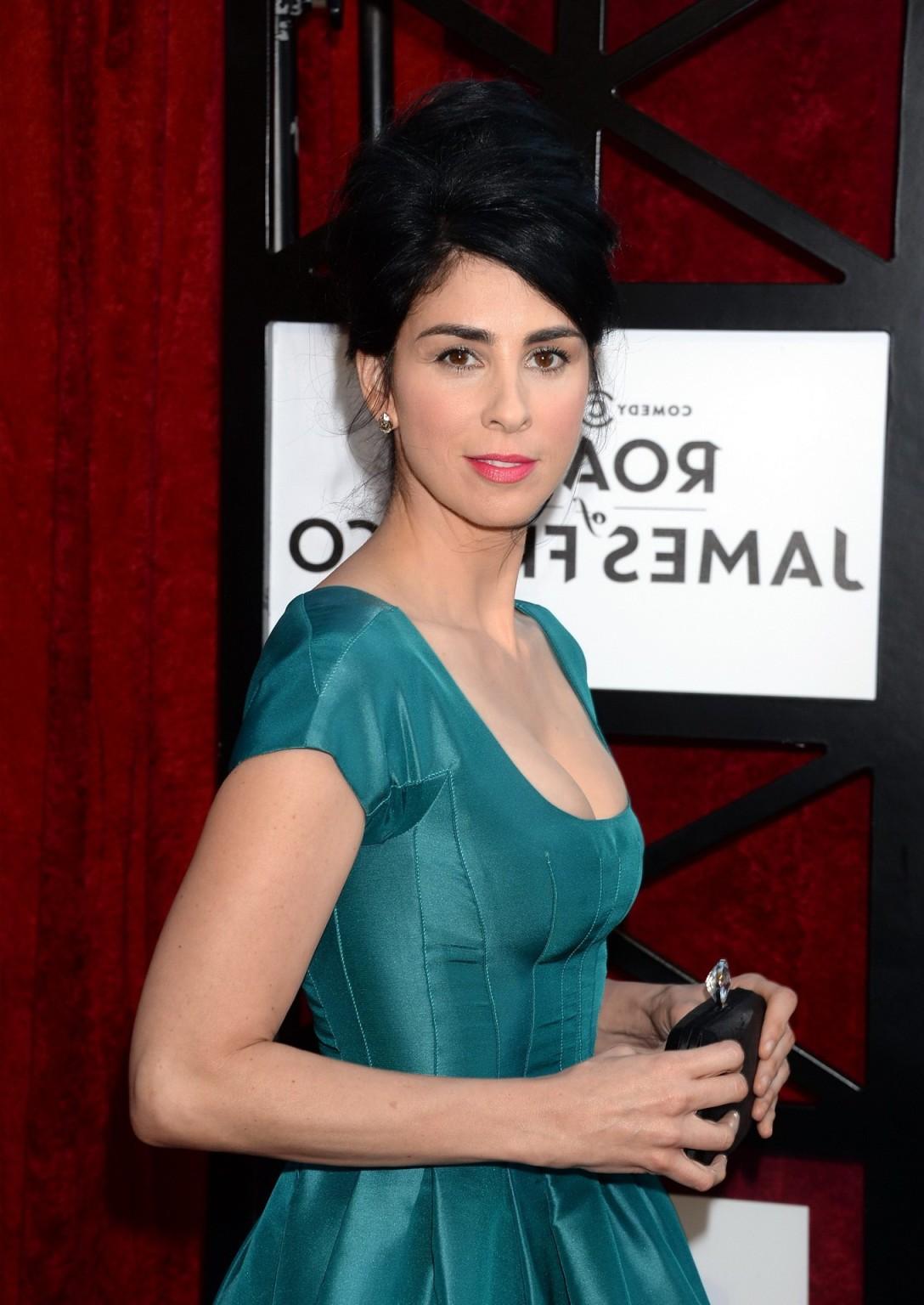 16P Sarah Silverman showing huge cleavage at the Comedy Central's 'Roast of James Fr