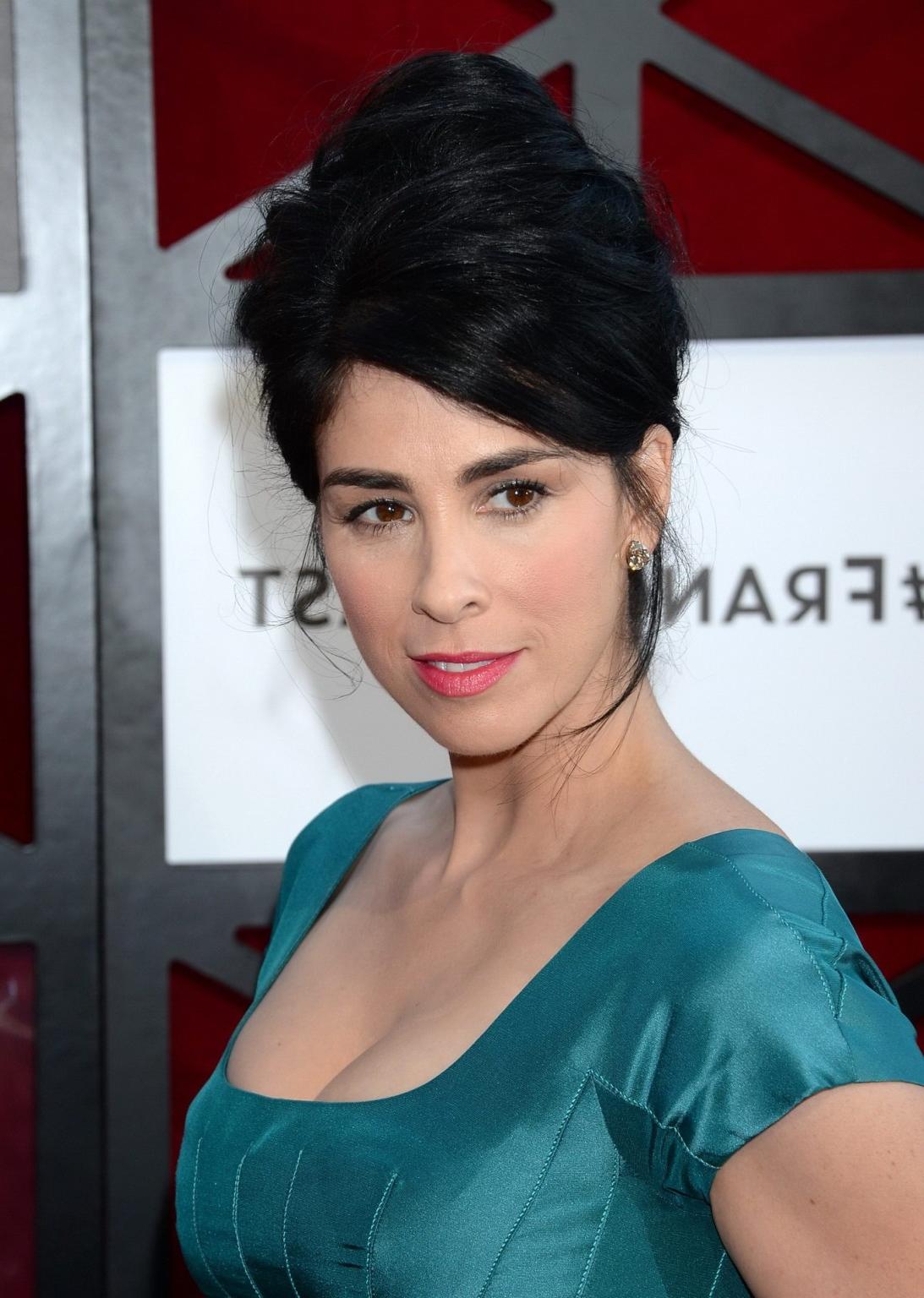 16P Sarah Silverman showing huge cleavage at the Comedy Central's 'Roast of James Fr