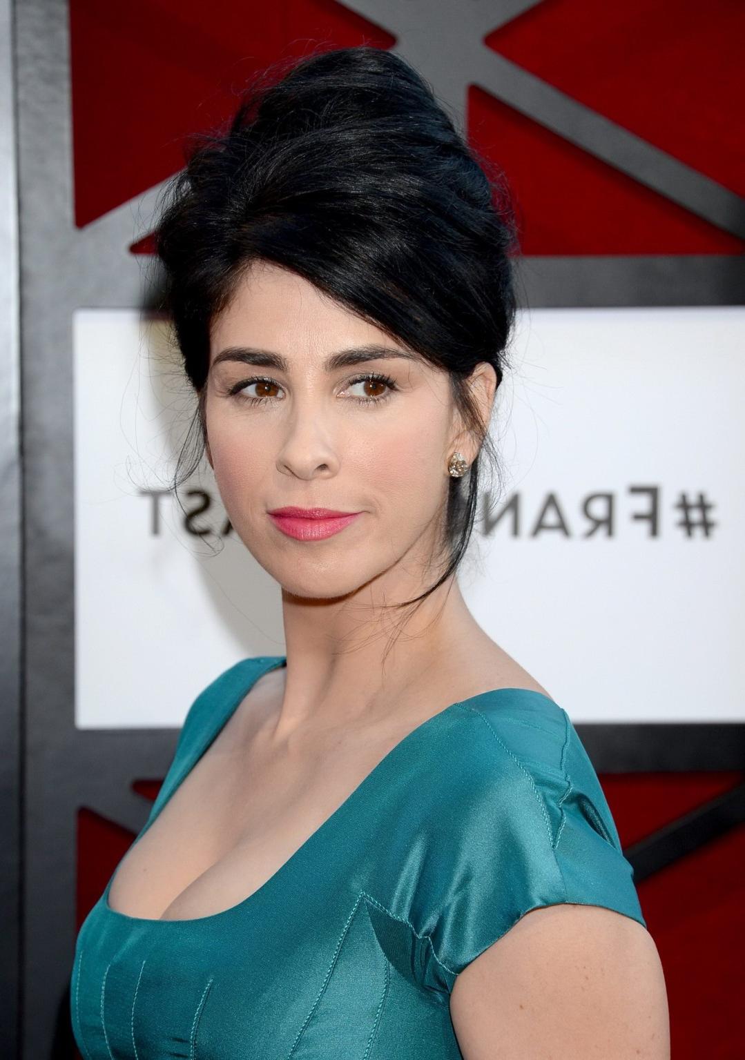16P Sarah Silverman showing huge cleavage at the Comedy Central's 'Roast of James Fr