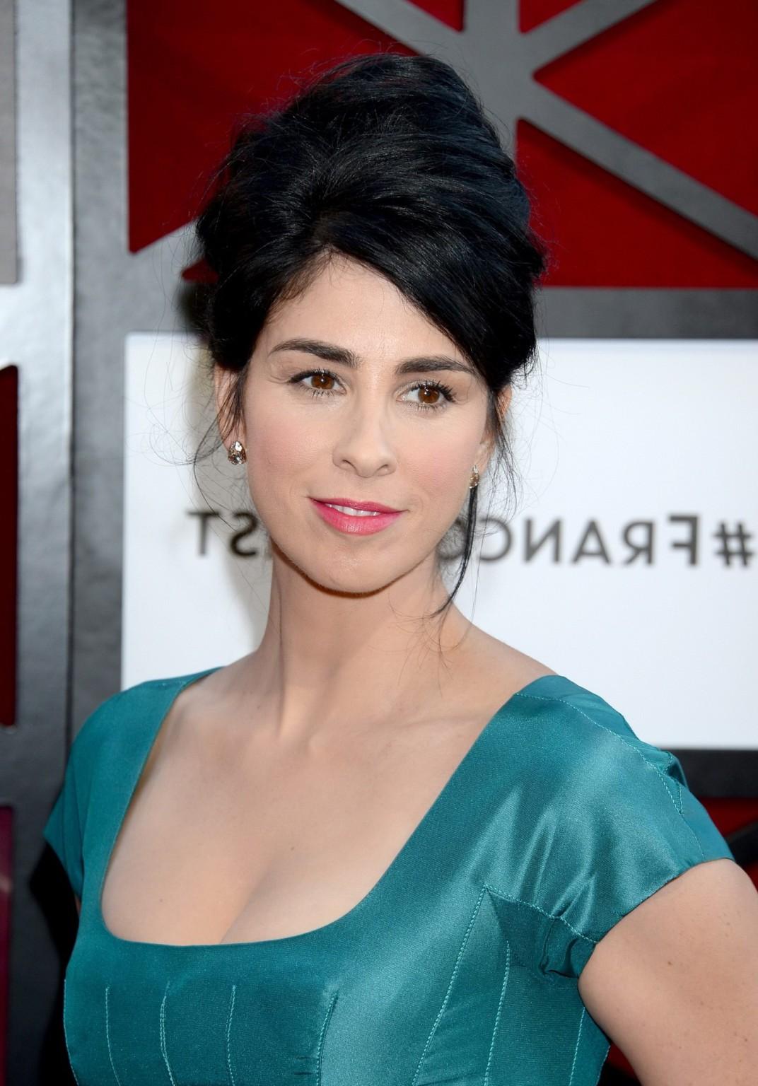 16P Sarah Silverman showing huge cleavage at the Comedy Central's 'Roast of James Fr