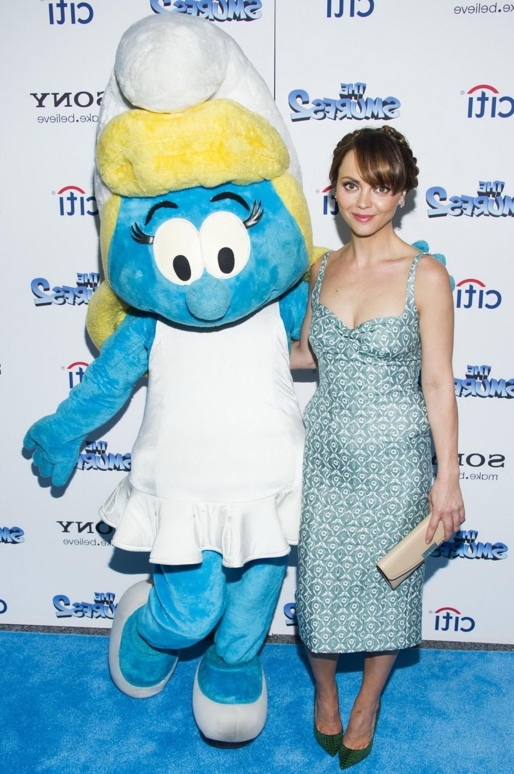 16P Christina Ricci showing big cleavage in a low cut indeterminate colored dress at