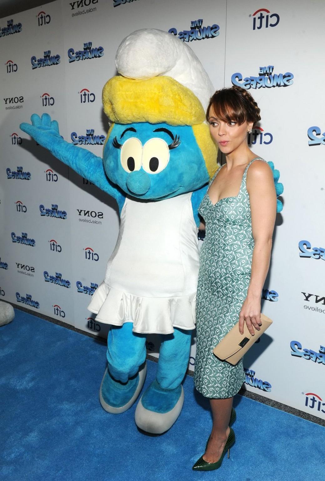 16P Christina Ricci showing big cleavage in a low cut indeterminate colored dress at