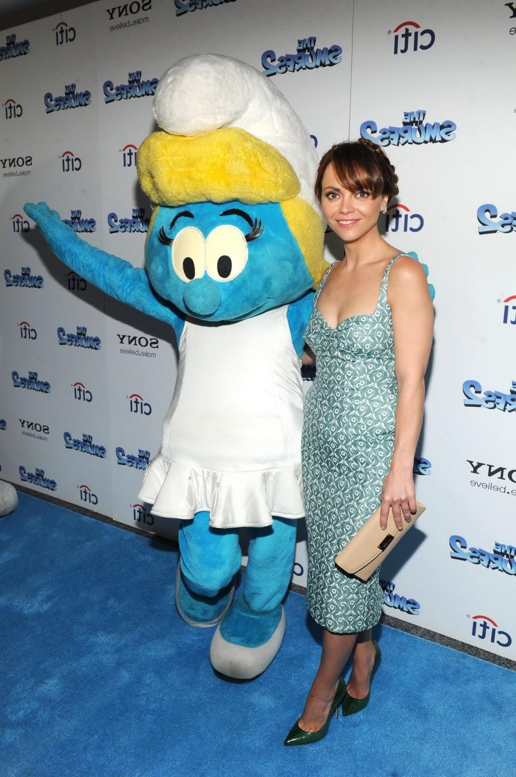 16P Christina Ricci showing big cleavage in a low cut indeterminate colored dress at