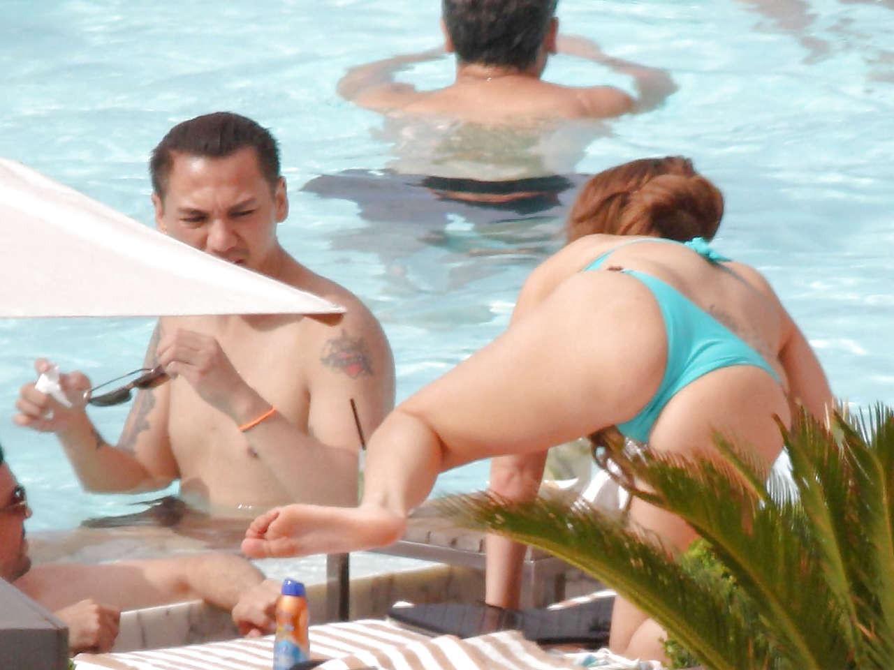 16P Lady Gaga shows sexy body and nice ass in bikini on pool