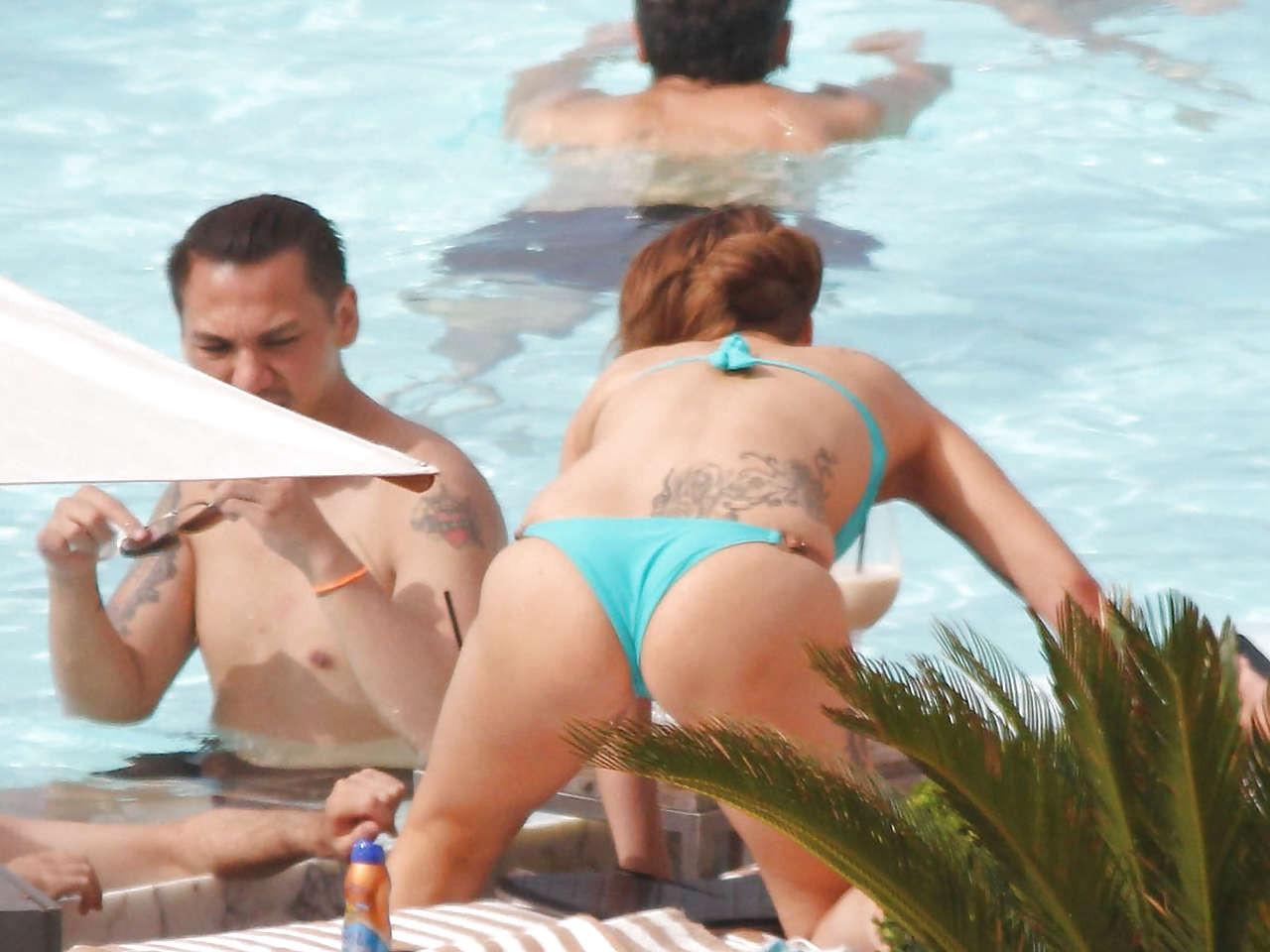 16P Lady Gaga shows sexy body and nice ass in bikini on pool