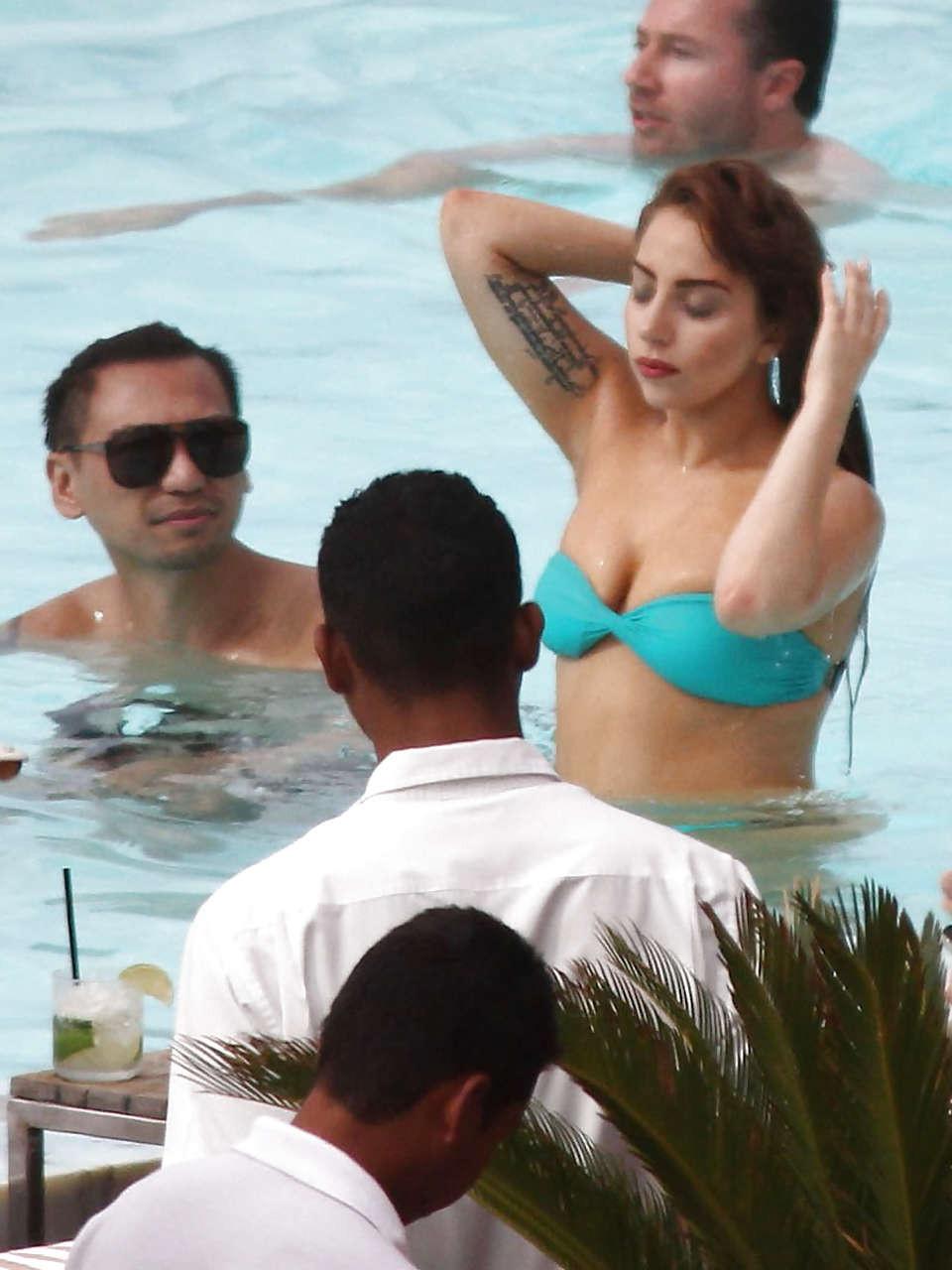 16P Lady Gaga shows sexy body and nice ass in bikini on pool