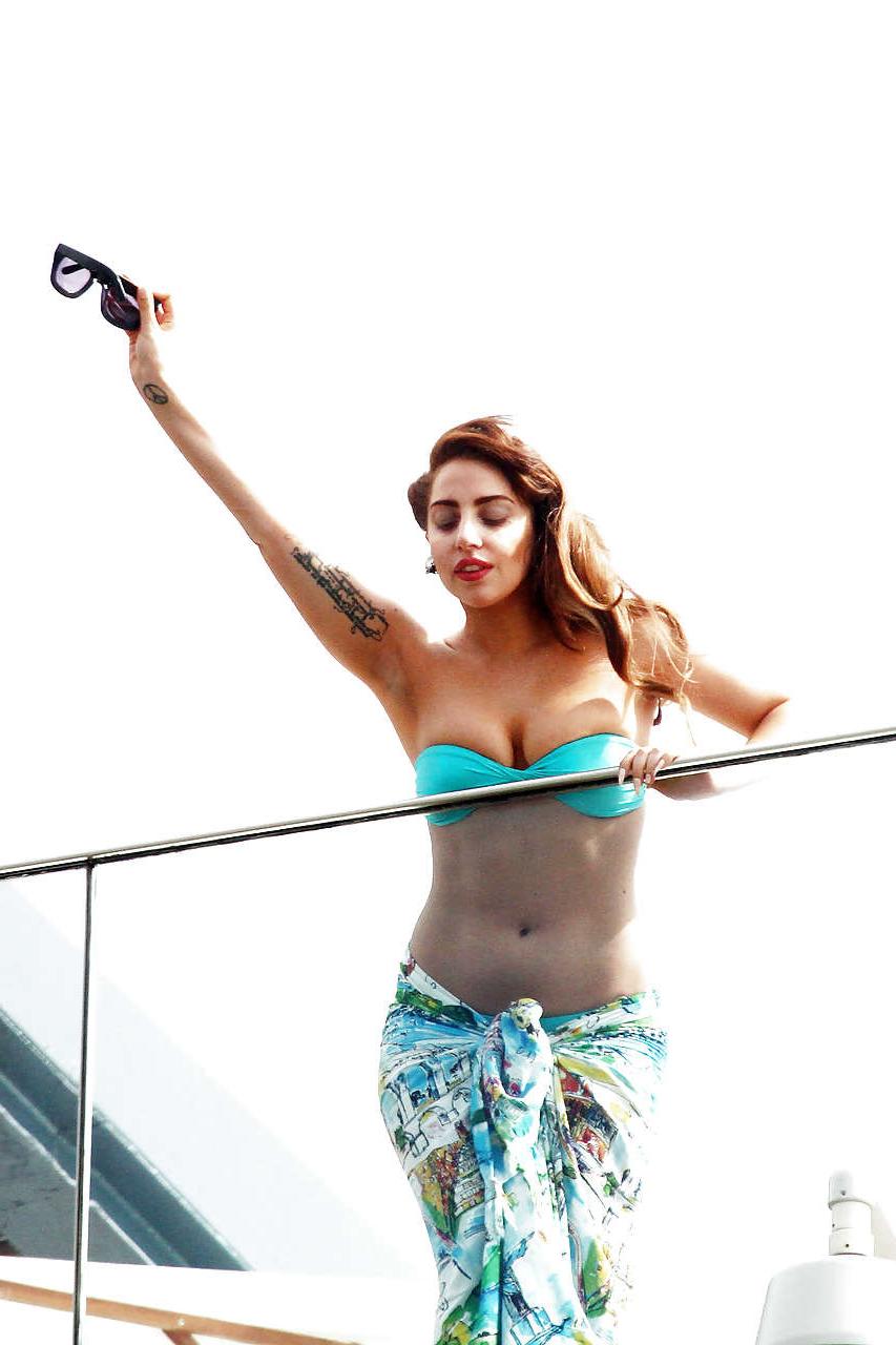 16P Lady Gaga shows sexy body and nice ass in bikini on pool