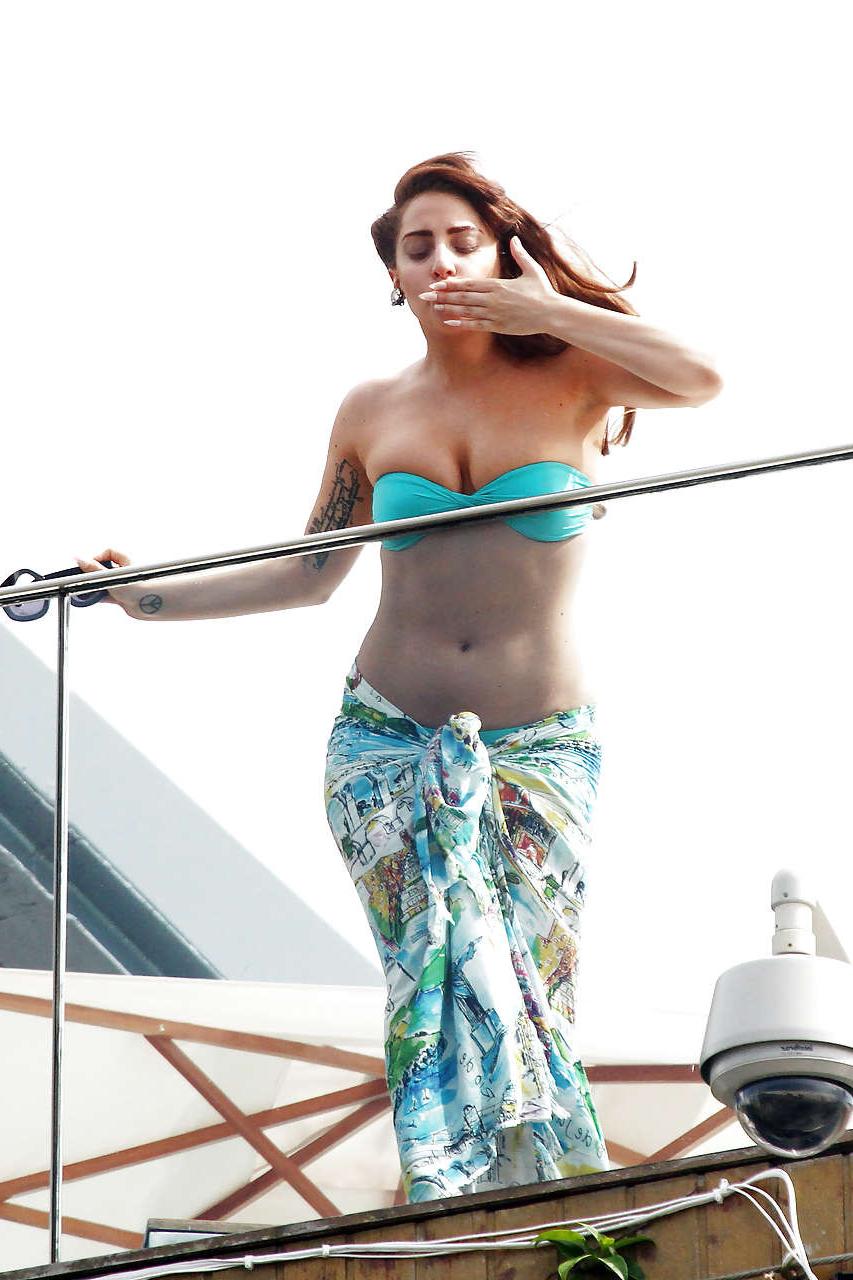 16P Lady Gaga shows sexy body and nice ass in bikini on pool