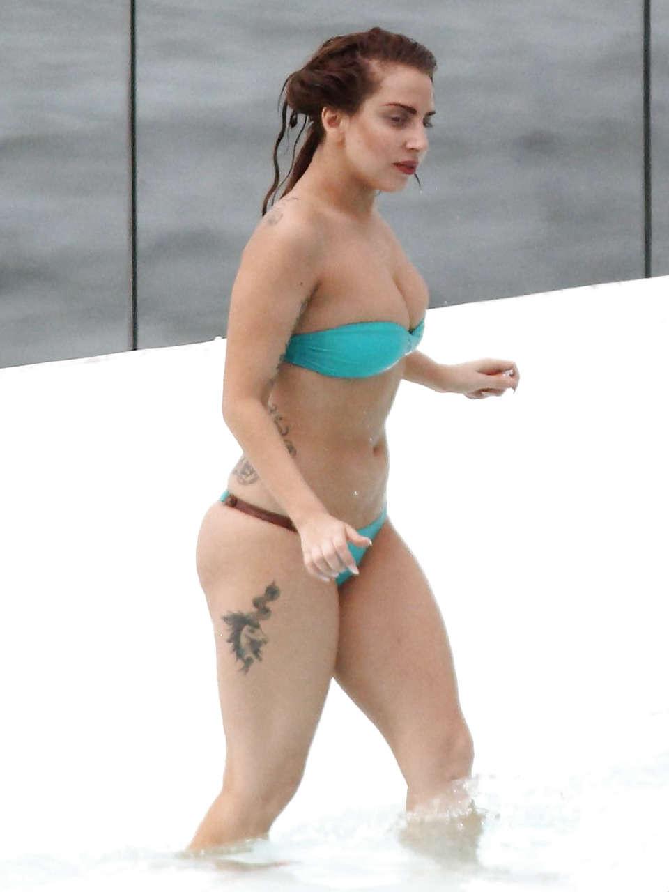 16P Lady Gaga shows sexy body and nice ass in bikini on pool