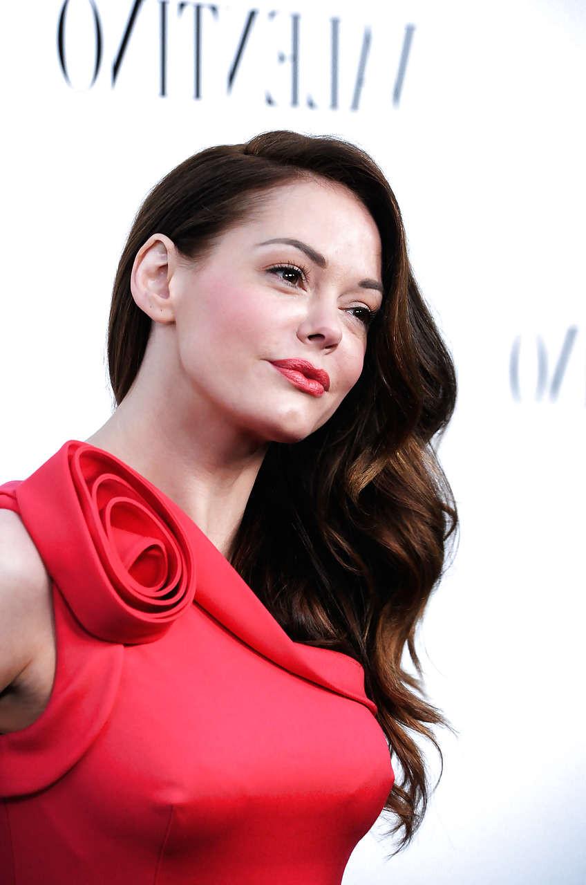 16P Rose McGowan exposing boobs in huge cleavage on dress