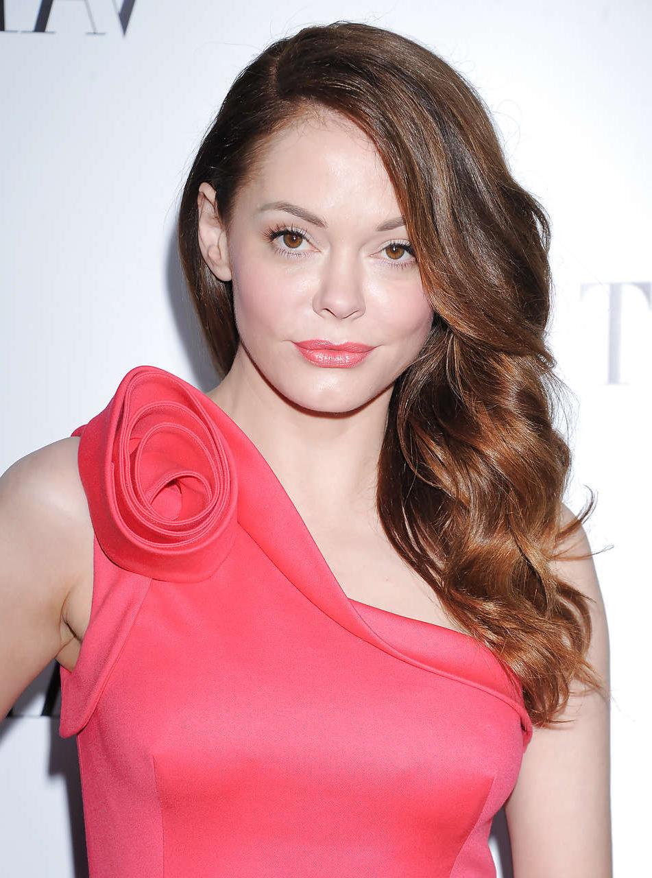 16P Rose McGowan exposing boobs in huge cleavage on dress