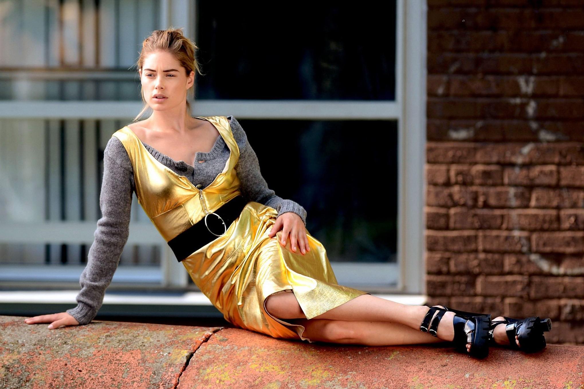 16P Doutzen Kroes braless showing big cleavage in a short golden dress at the photos