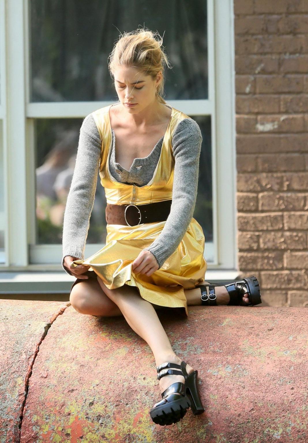 16P Doutzen Kroes braless showing big cleavage in a short golden dress at the photos