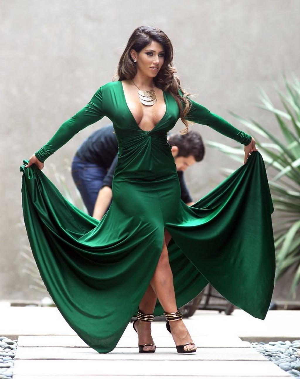 16P Carmen Ortega upskirt and showing huge cleavage in a green dress at the photosho