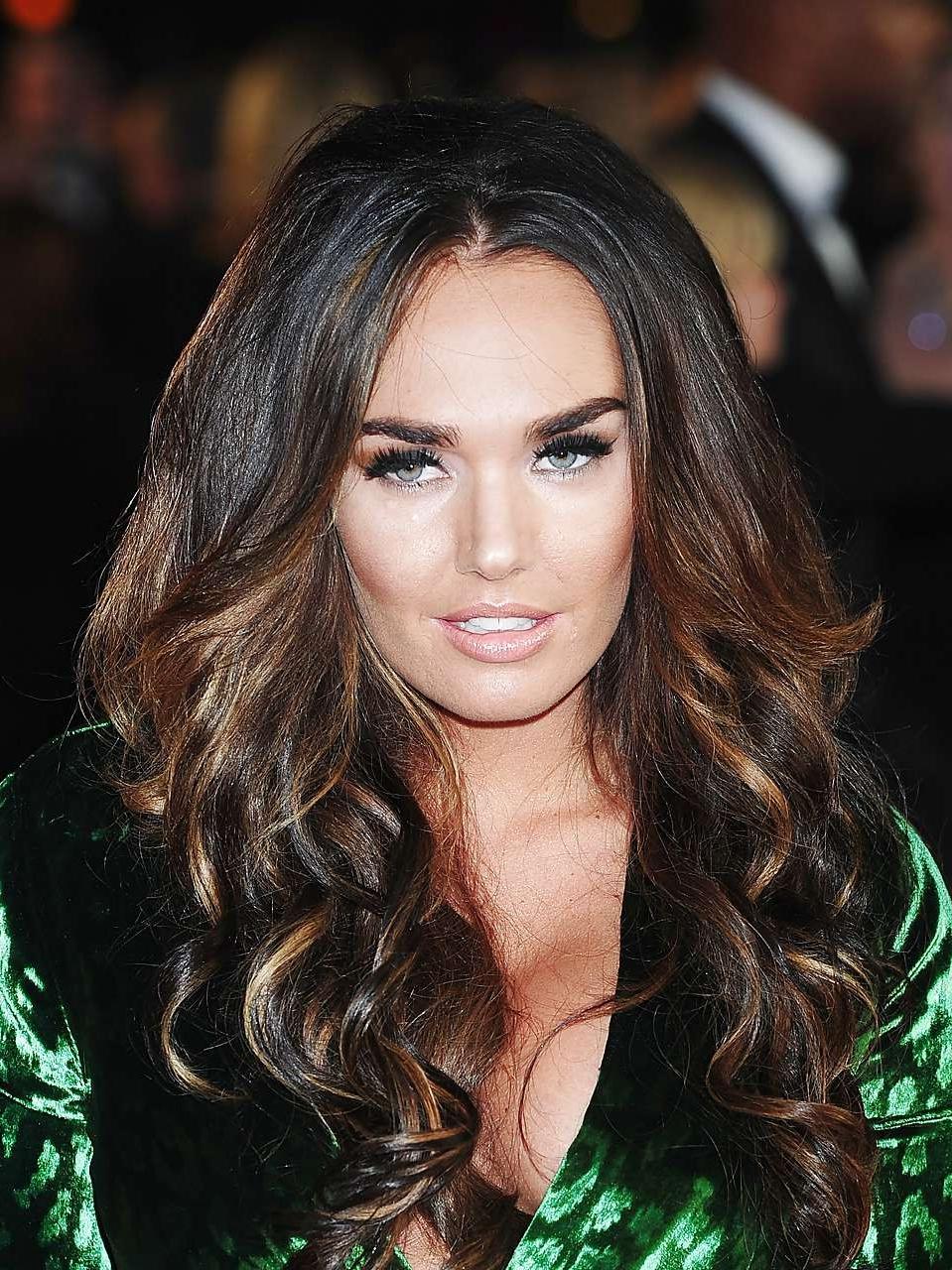 16P Tamara Ecclestone exposing big boobs in huge cleavage
