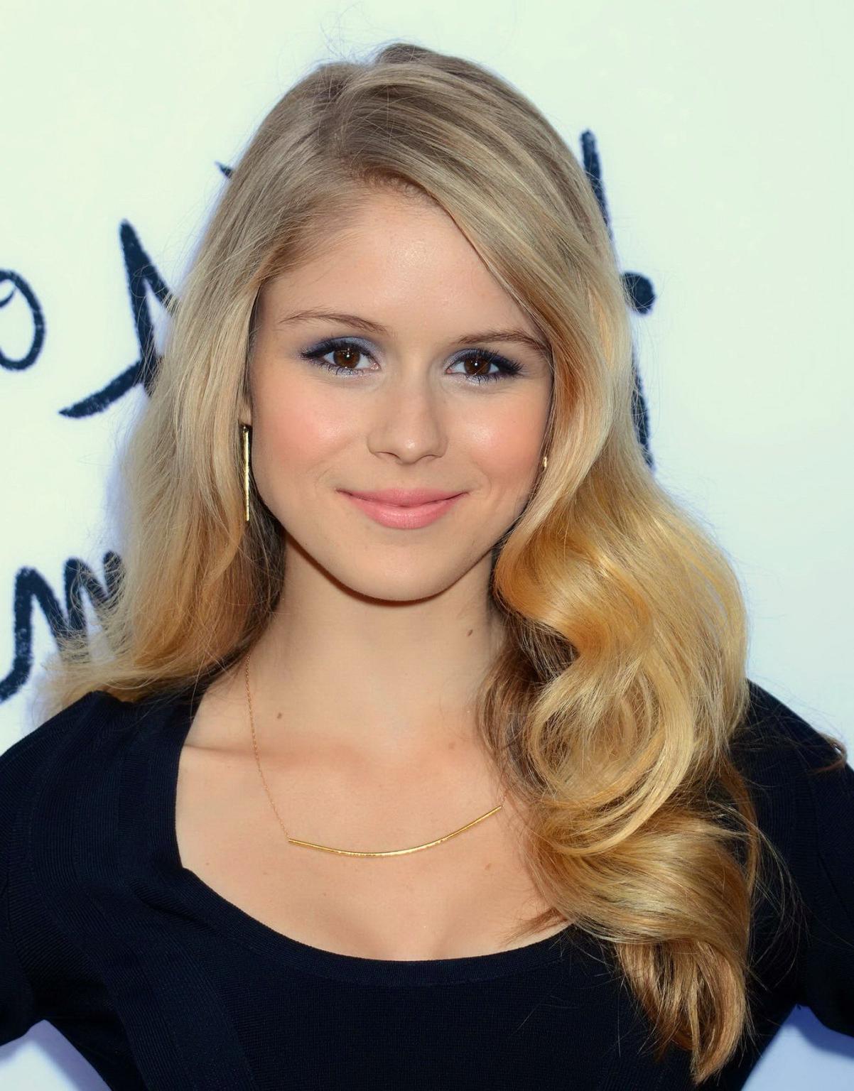 16P Erin Moriarty shows big cleavage wearing sexy black mini dress at The Kings of S